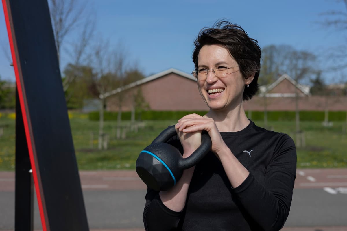 Marta met een kettlebell tijdens een buitentraining