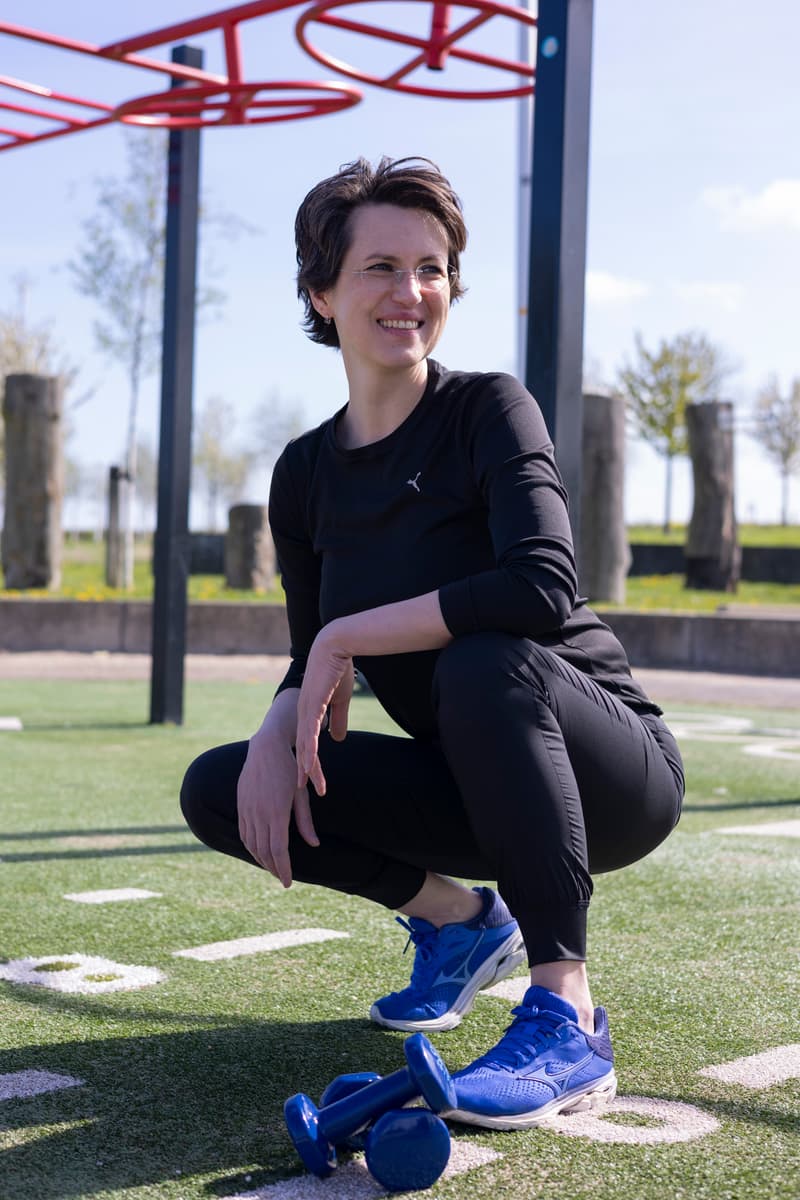 Marta, personal trainer van MN Project Beweging, op een buitensportveld
