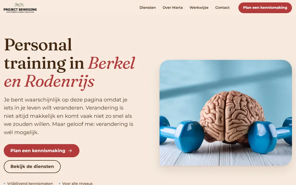 Voorbeeld van versie 1: warme zandkleurige homepage met de hero-foto naast de koptekst