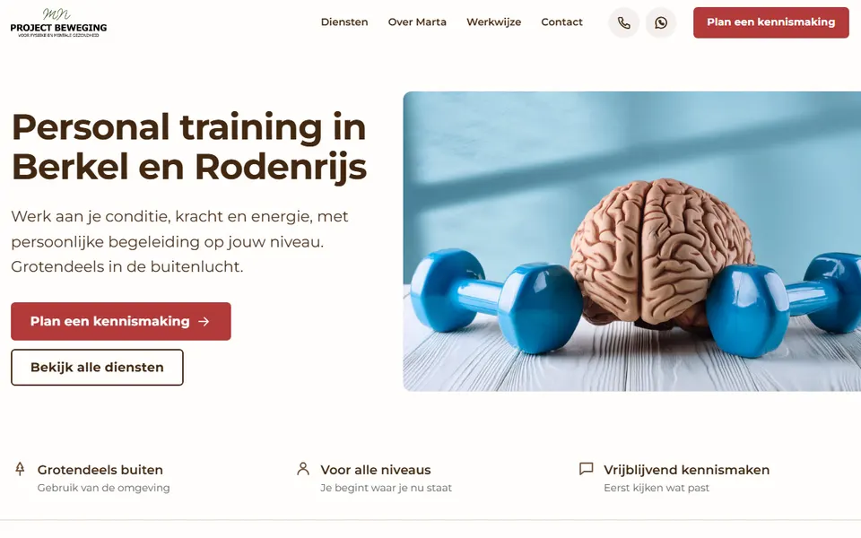 Voorbeeld van versie 2: witte homepage met koptekst links en de hero-foto rechts